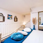 Plaza Apartment *